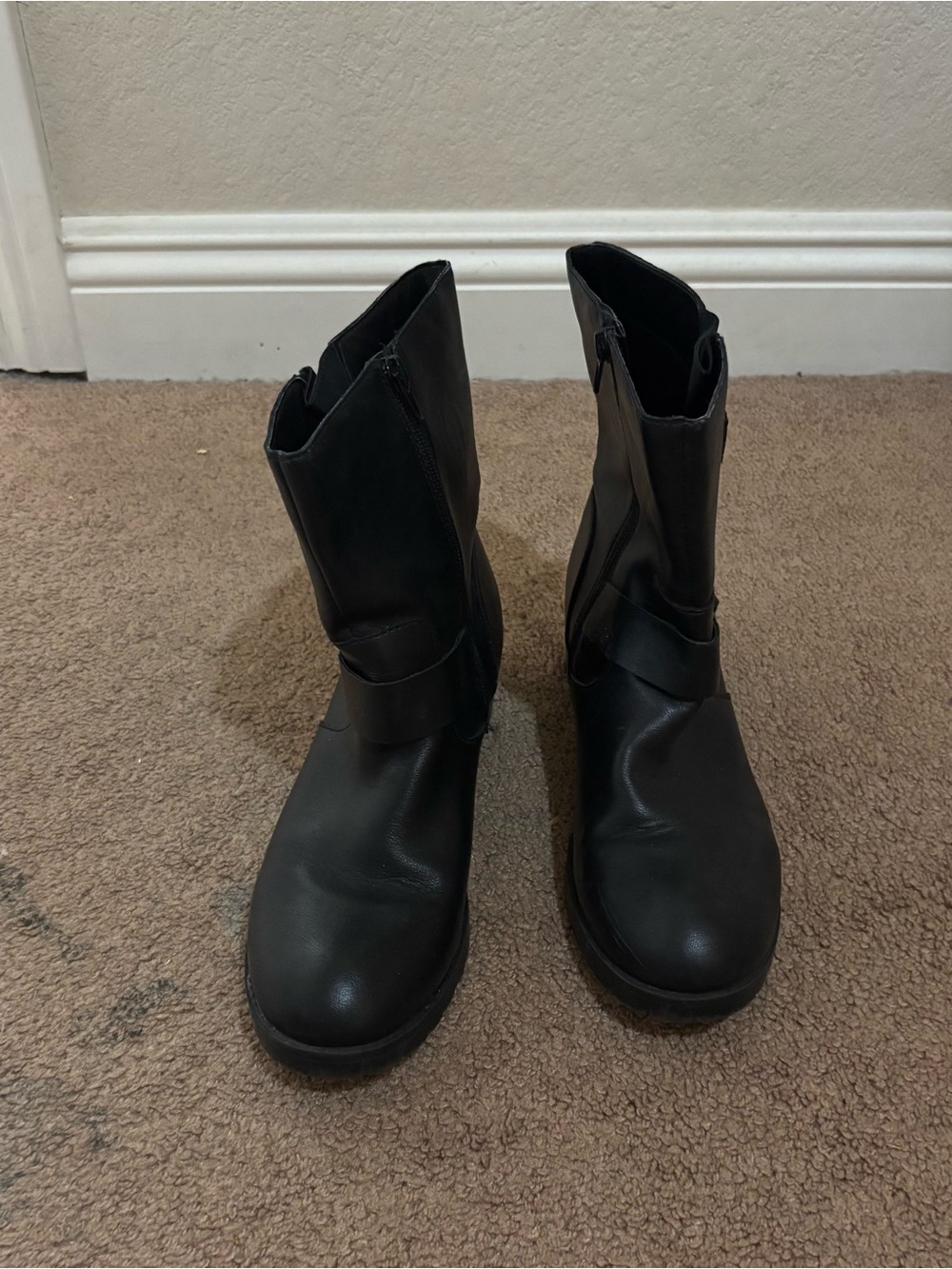 Women’s Black Mid-Calf Zipper Boots sze 8